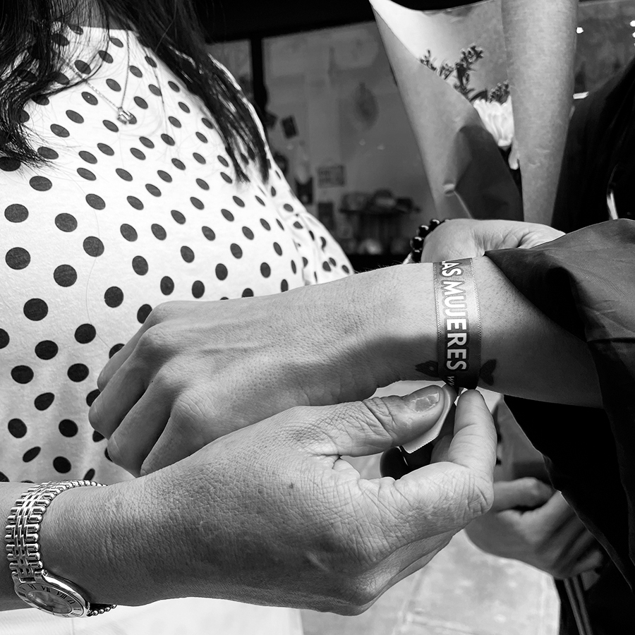 Detalle de la pulsera FIRMES POR LAS MUJERES. Foto por Melanie Lupiáñez