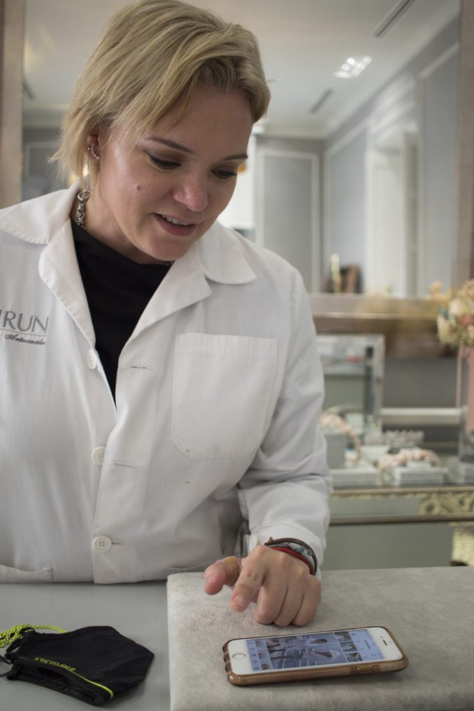 La artesana del atelier muestra una publicación con orgullo de creadora