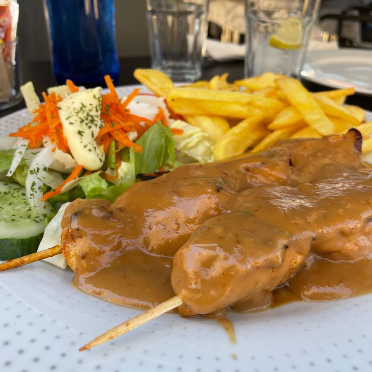 Sate de pollo la salsa es de cacahuete