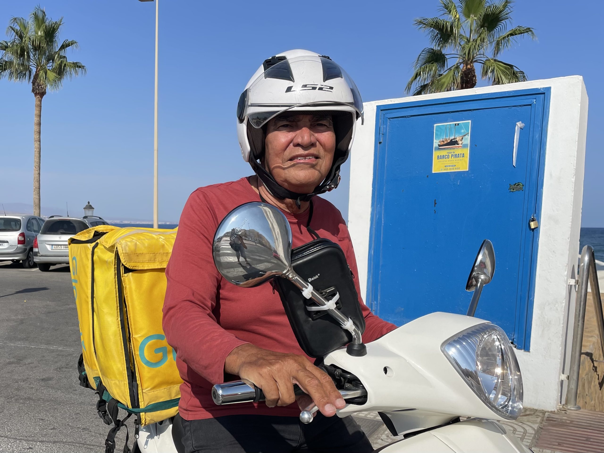 Neuro llevando su moto a los 76 años